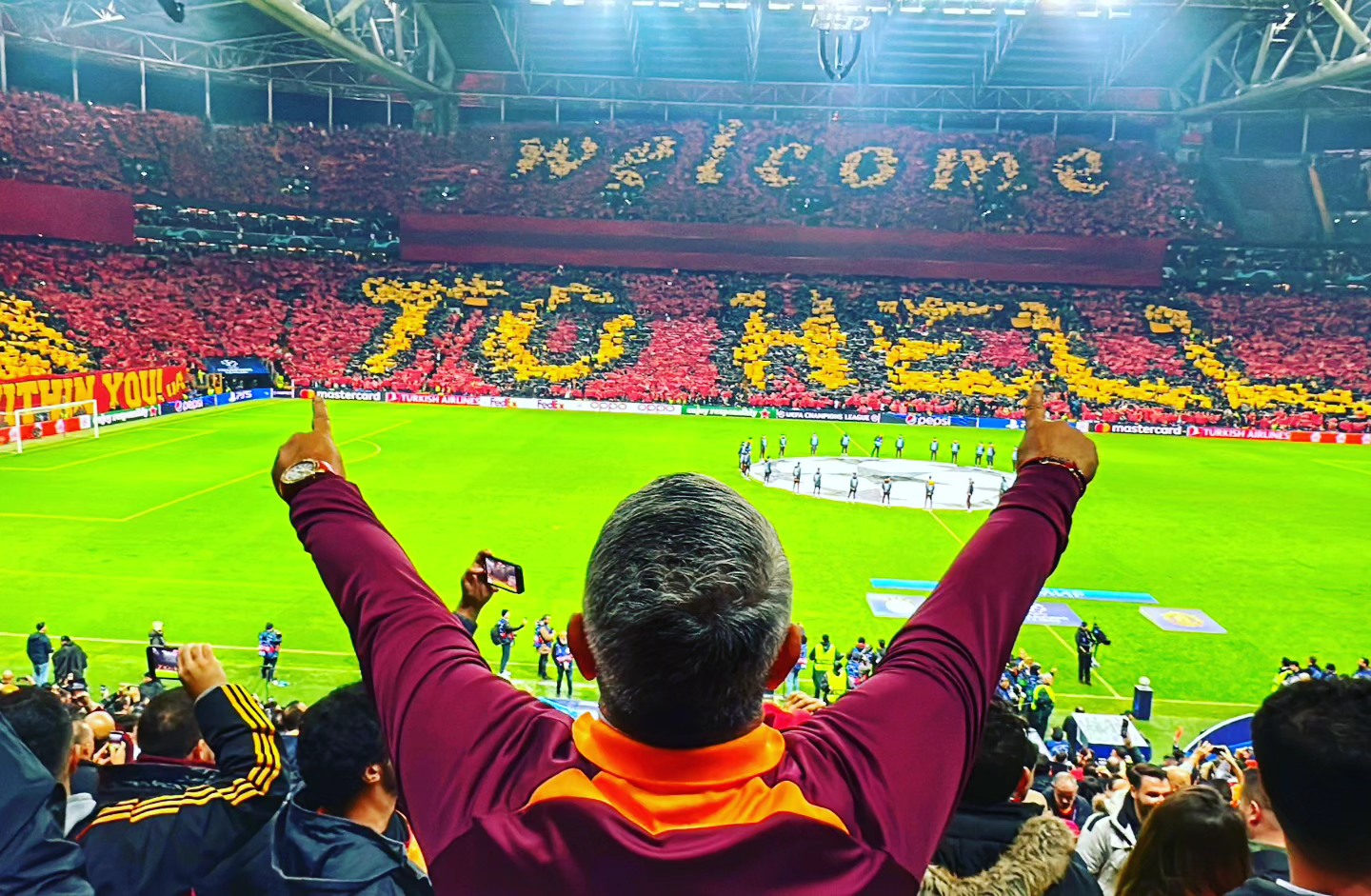Bầu không khí rực lửa tại sân vận động Galatasaray