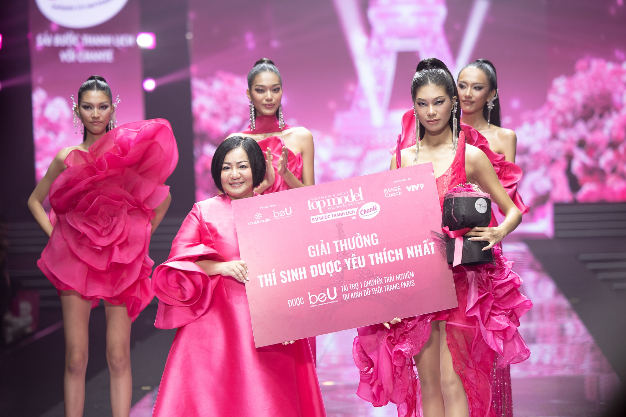 Giang Phùng là được trao giải thí sinh được yêu thích nhất