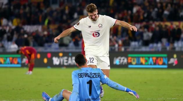 Thủ môn Berke Ozer cản phá liên tiếp các cú sút penalty