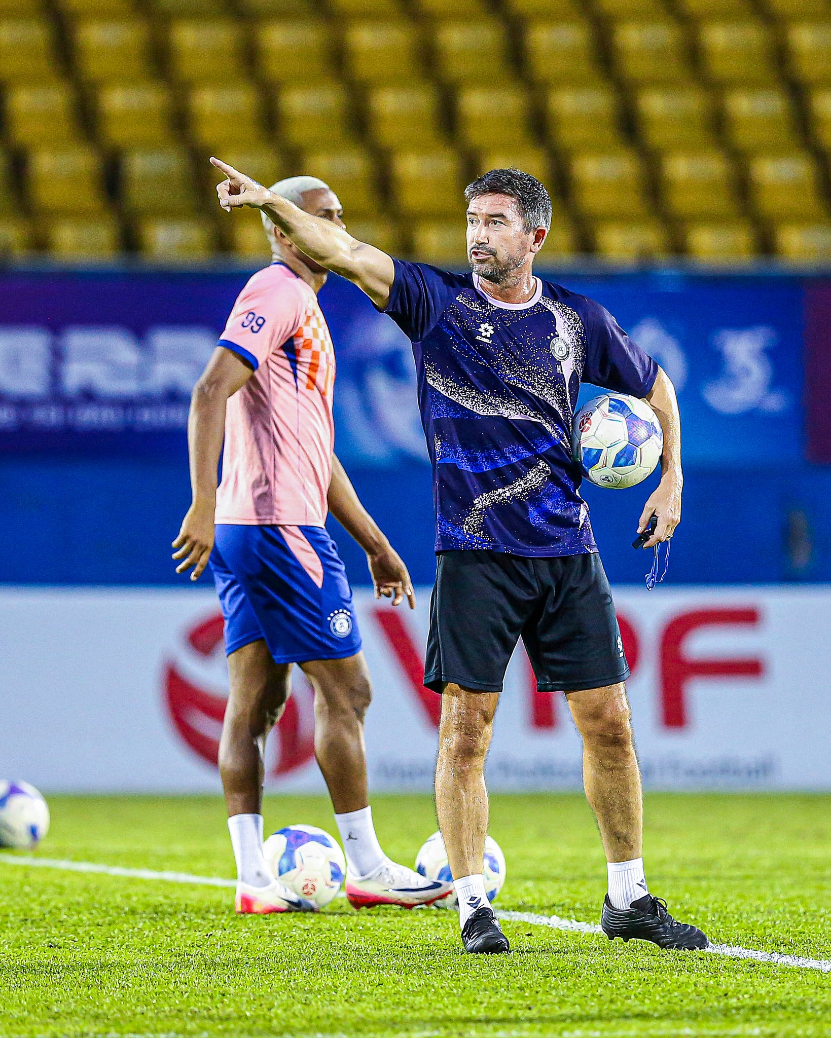 Tin nóng bóng đá Việt Nam hôm nay 25/10: Nguyễn Filip lỡ hẹn đội tuyển; HLV Harry Kewell quyết liệt trên sân tập - Ảnh 1. HLV Harry Kewell chỉ đạo các cầu thủ CLB Hà Nội tập luyện trên sân Gò Đậu