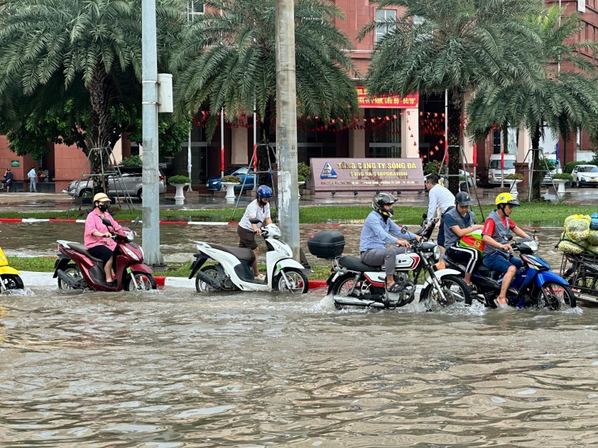 Người dân Hà Nội di chuyển trong nước ngập