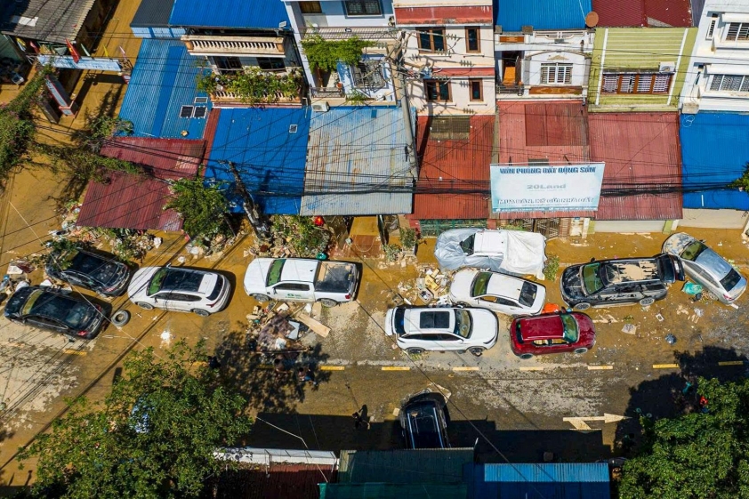 Xe ô tô ngâm nước tại Thái Nguyên