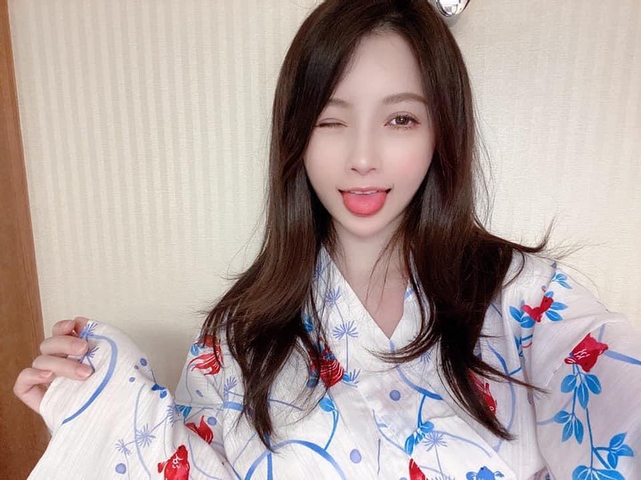 Bộ yukata trắng với họa tiết cá vàng xanh đỏ của hot girl