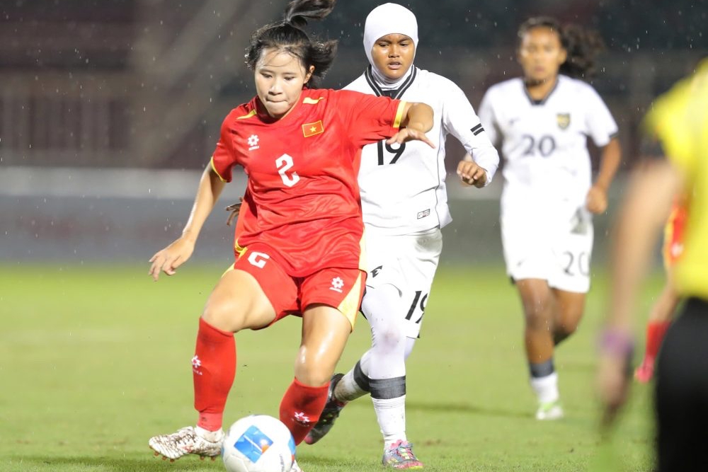 Tiền vệ Tạ Thị Hồng Minh của ĐT nữ Việt Nam Tien ve Ta Thi Hong Minh cua dT nu Viet Nam