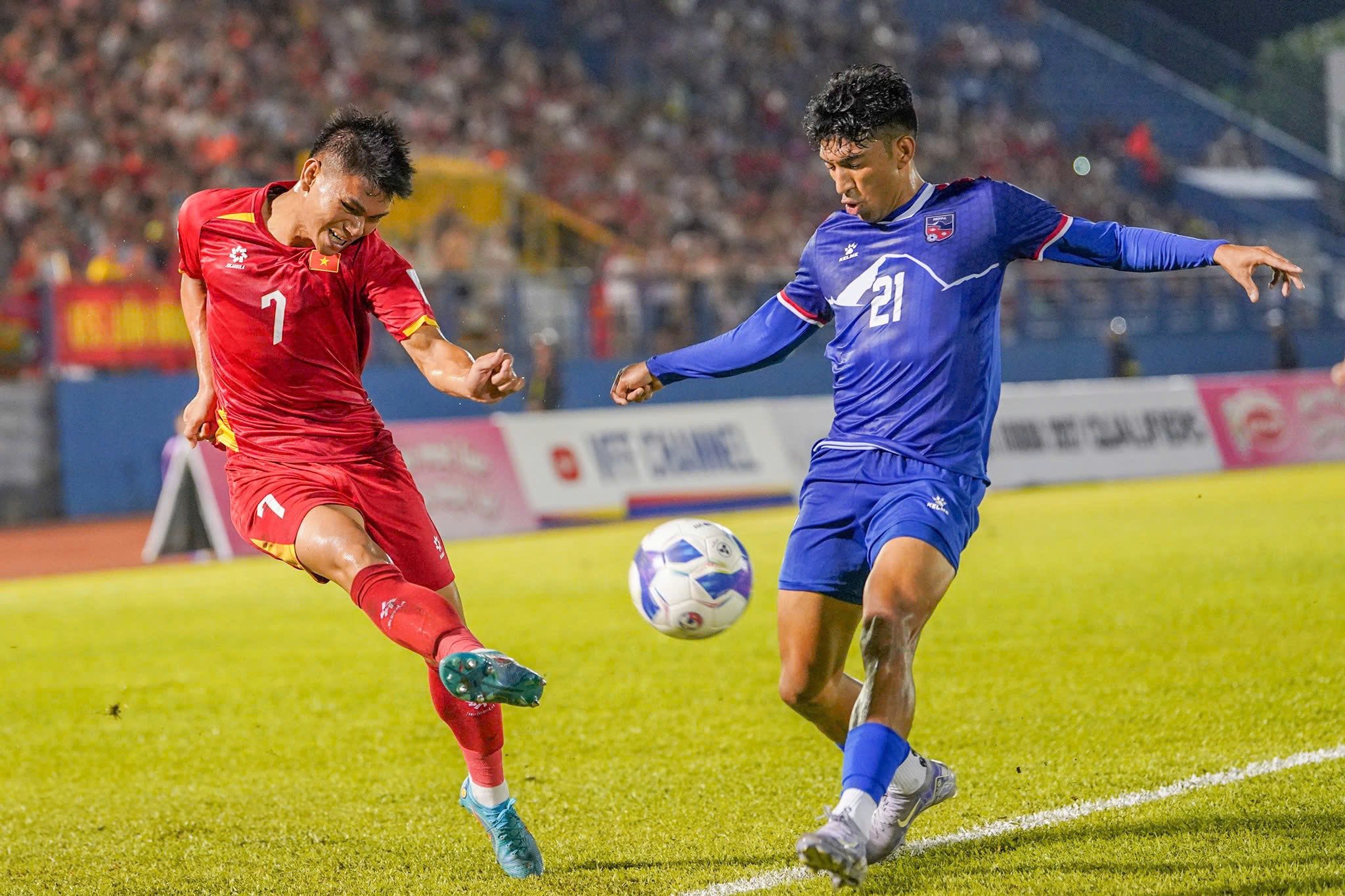 Huấn luyện viên Kim Sang Sik cùng Phạm Xuân Mạnh
