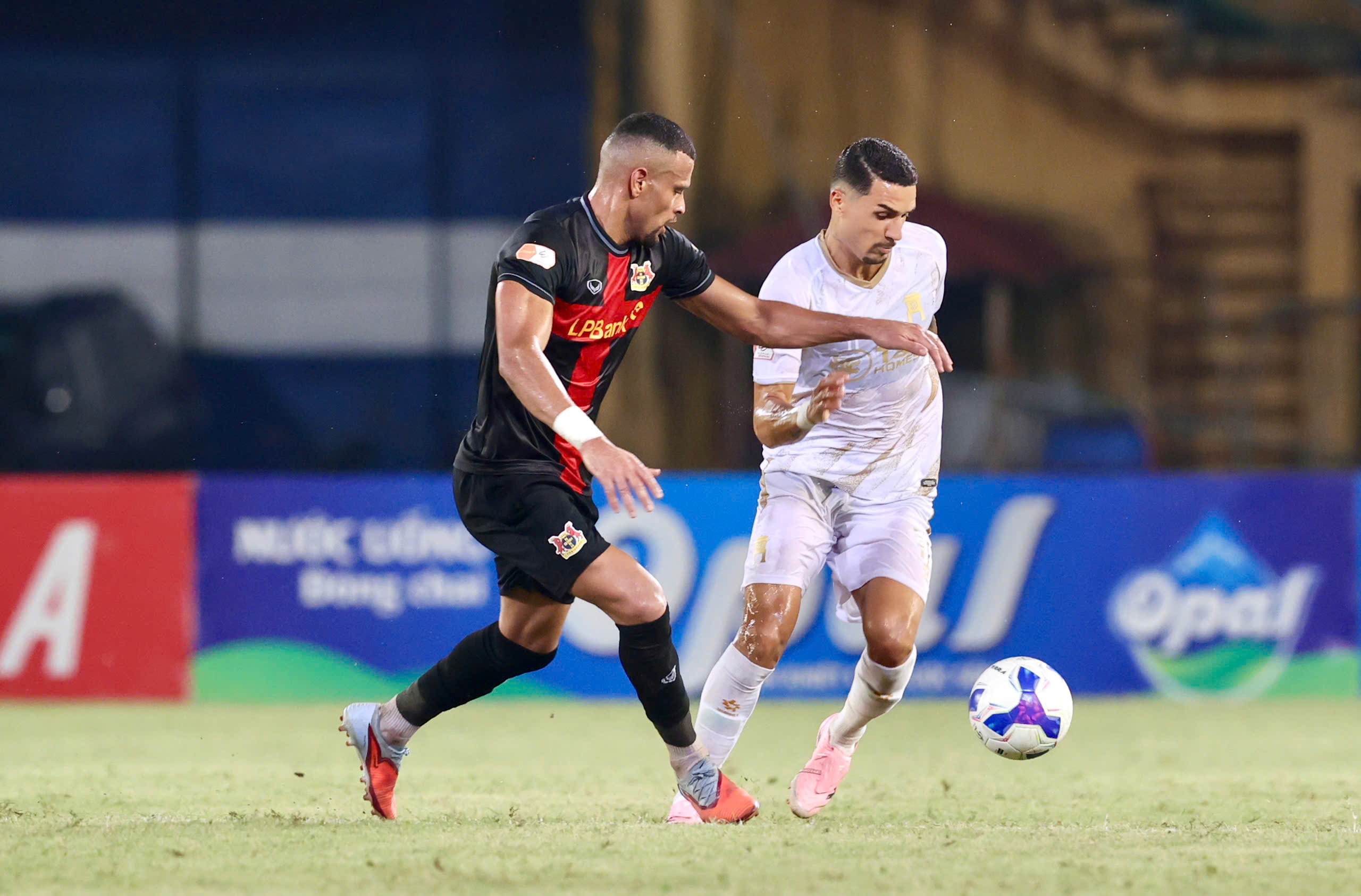 Chuyên gia Đoàn Minh Xương cho rằng sự sa sút của những đội bóng giàu truyền thống như Hà Nội FC (áo trắng) đã tạo cơ hội để Ninh Bình (áo sẫm) vươn lên.