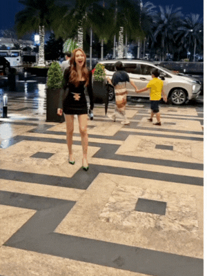 Đường đua Halloween 2025 bắt đầu: Huyền Baby o ép vòng 1  Lan Ngọc diện váy ôm sát eo phẳng lì và đôi chân dài mướt mắt, cô bước đi khó khăn do chấn thương ở Running Man Việt