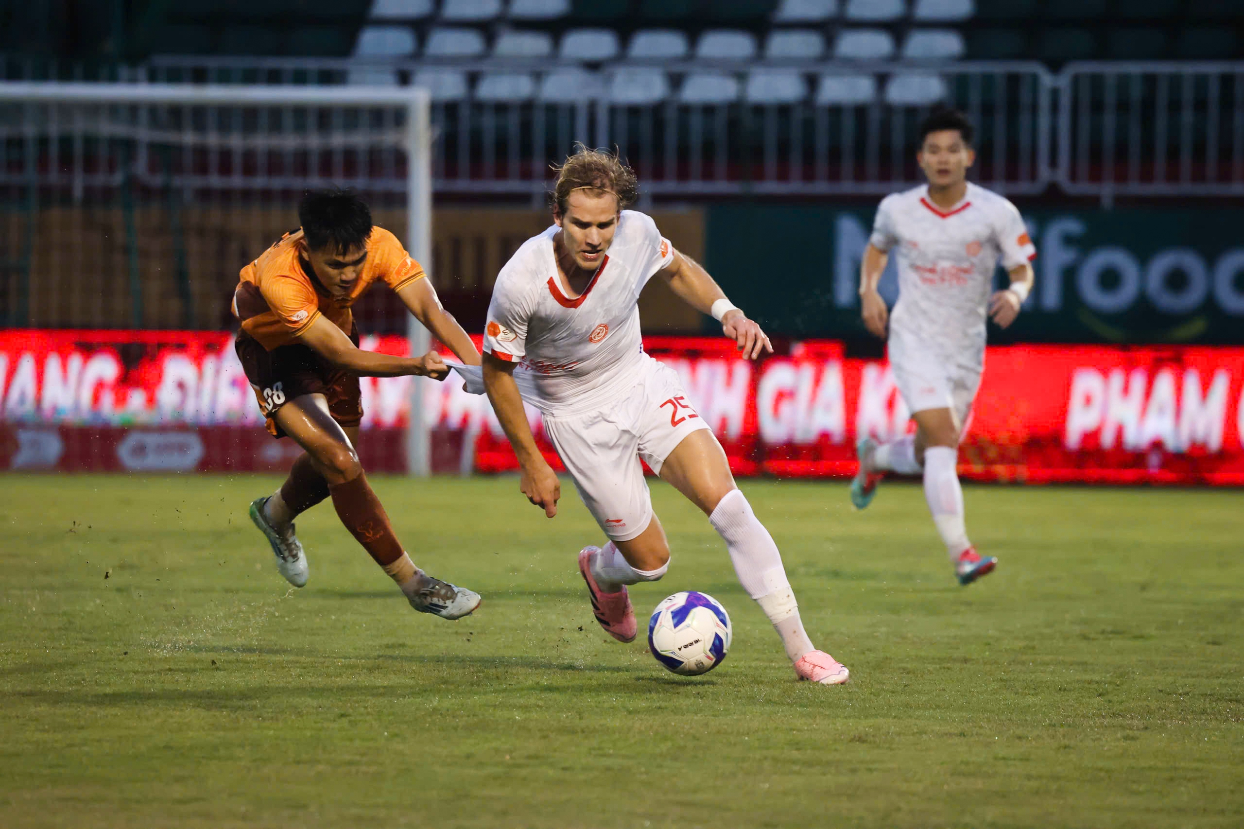 HAGL và Thanh Hóa đồng loạt thắng, cuộc đua trụ hạng khốc liệt chính thức bắt đầu - Ảnh 1. HAGL khiến Thể Công Viettel nhận thất bại ở vòng 8.