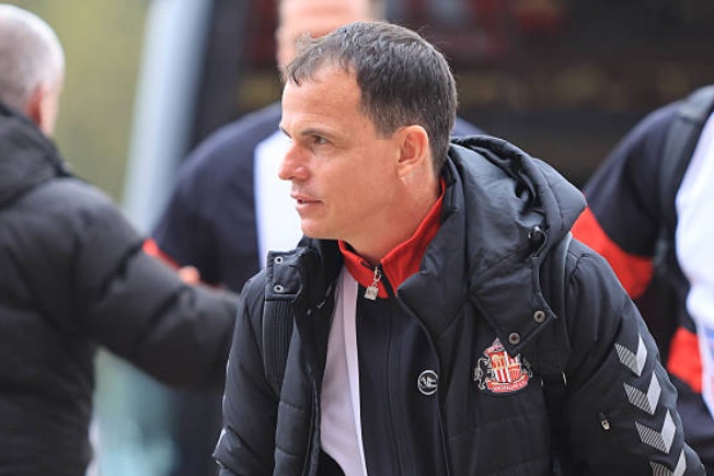HLV Le Bris giúp Sunderland đánh bại Chelsea. HLV Le Bris giúp Sunderland đánh bại Chelsea.