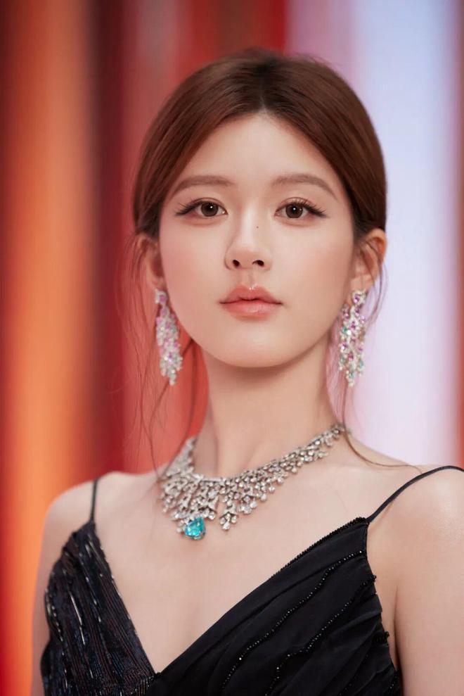 Triệu Lộ Tư đạp đổ luật ngầm showbiz