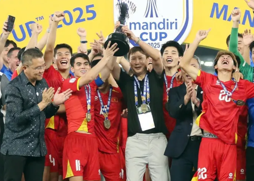 HLV Kim Sang-sik cùng U23 Việt Nam vô địch giải Đông Nam Á 2025 trên đất Indonesia.