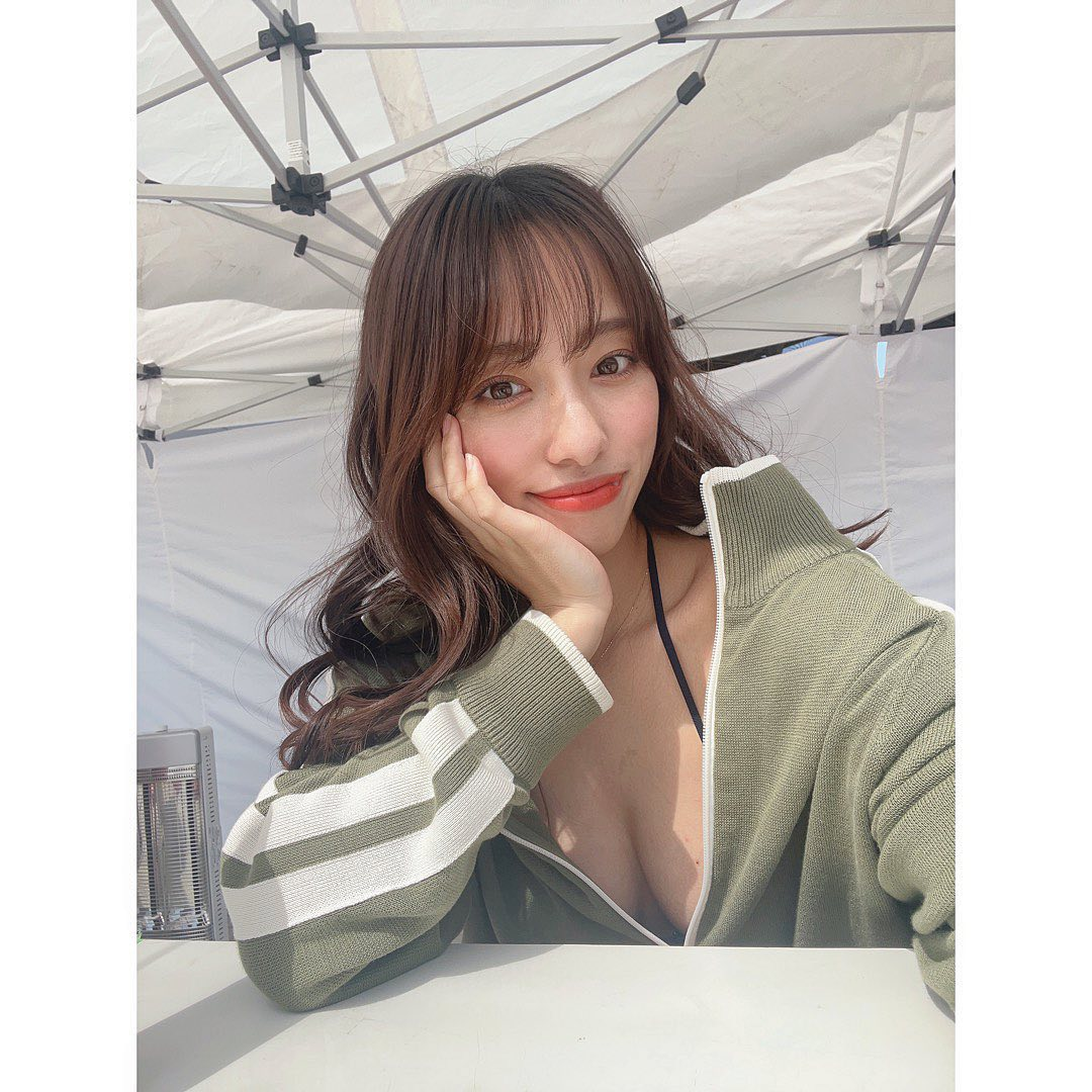 Nữ YouTuber Nhật Bản Mizuki trong một cảnh quay khác
