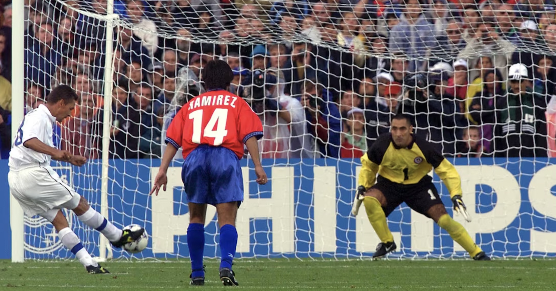 Baggio thực hiện thành công quả penalty tại World Cup 1998