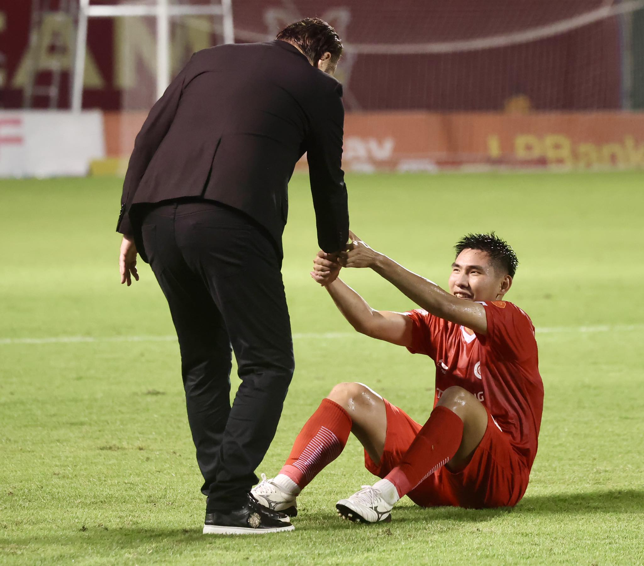 HLV Kim Sang Sik gọi, Vua phá lưới U23 Đông Nam Á lập tức trả lời - Ảnh 3.