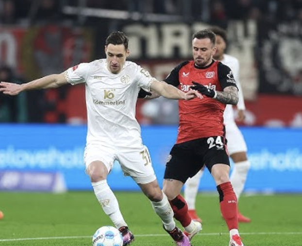 Screenshot thể hiện phong độ trái ngược giữa Mainz và Leverkusen