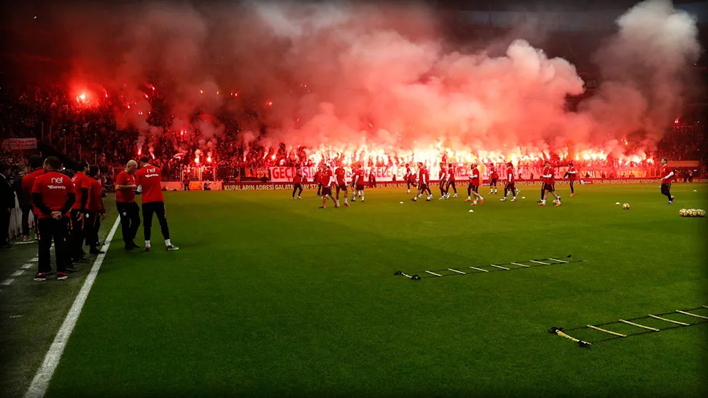 Không khí nóng bỏng trận Derby Istanbul giữa Galatasaray và Fenerbahce