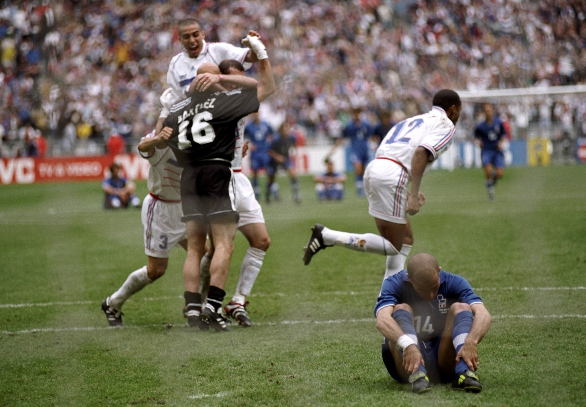 Italy bị loại sau loạt penalty tại World Cup '98