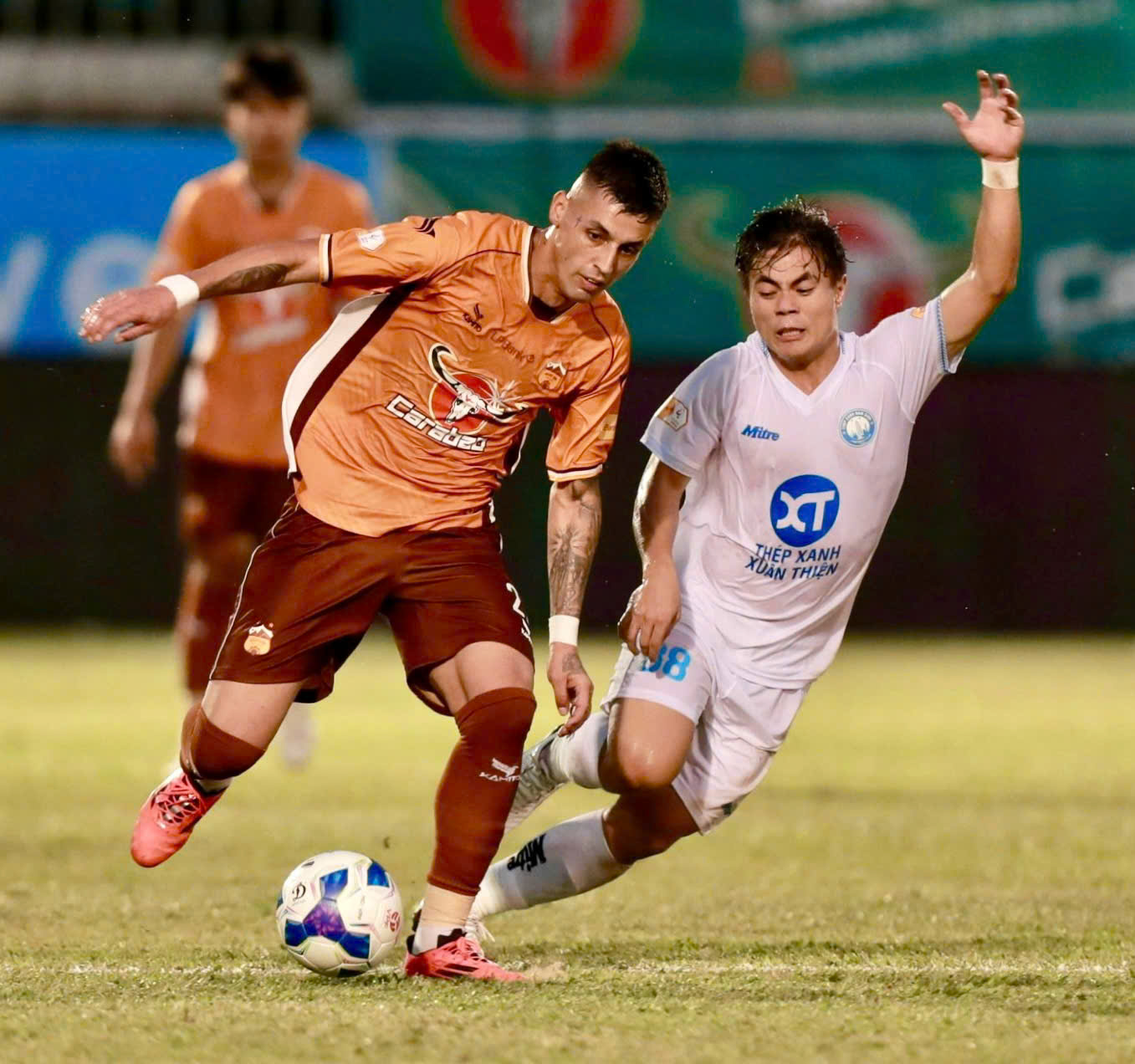 Đội bóng của bầu Đức ẩy đương kim vô địch xuống đáy vực - Ảnh 1. Đội bóng của bầu Đức đẩy đương kim vô địch xuống đáy vực