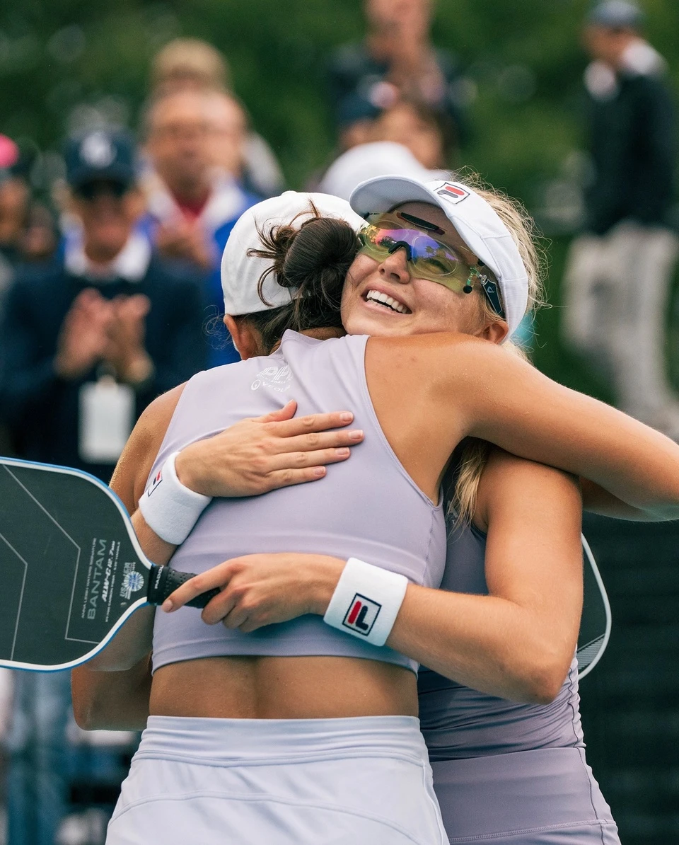 Người lớn tuổi chơi Pickleball Vận động viên lớn tuổi chơi Pickleball