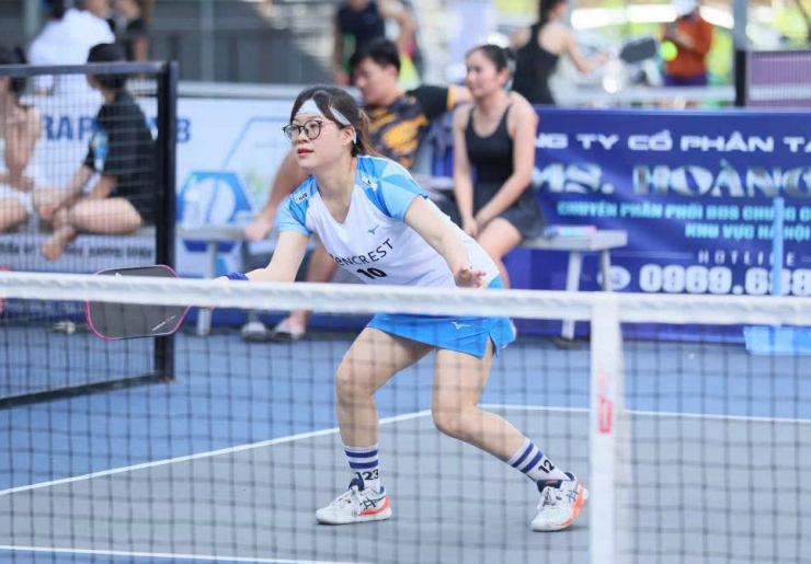 Người chơi pickleball thực hiện khởi động kỹ