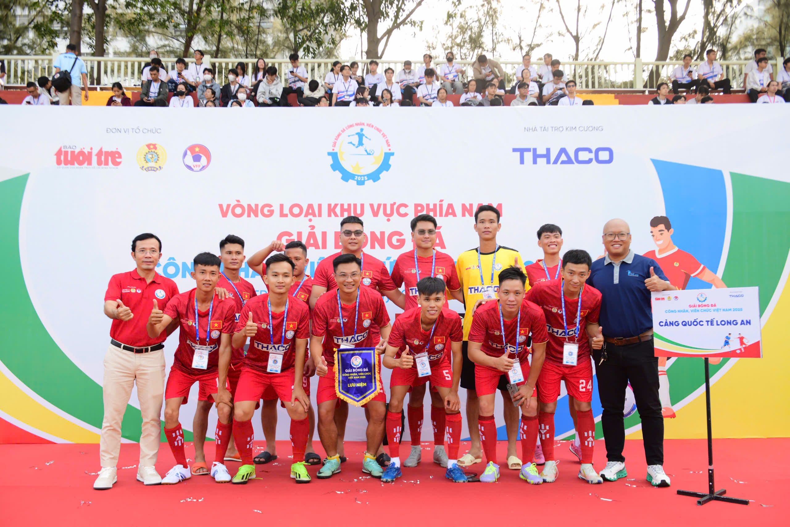 Nhà báo Trần Xuân Toàn - Phó Tổng Biên tập Báo Tuổi Trẻ chụp ảnh lưu niệm với đội Cảng Long An