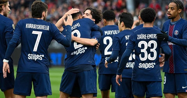 PSG trở lại ngôi đầu Ligue 1 PSG ăn mừng chiến thắng trước Brest