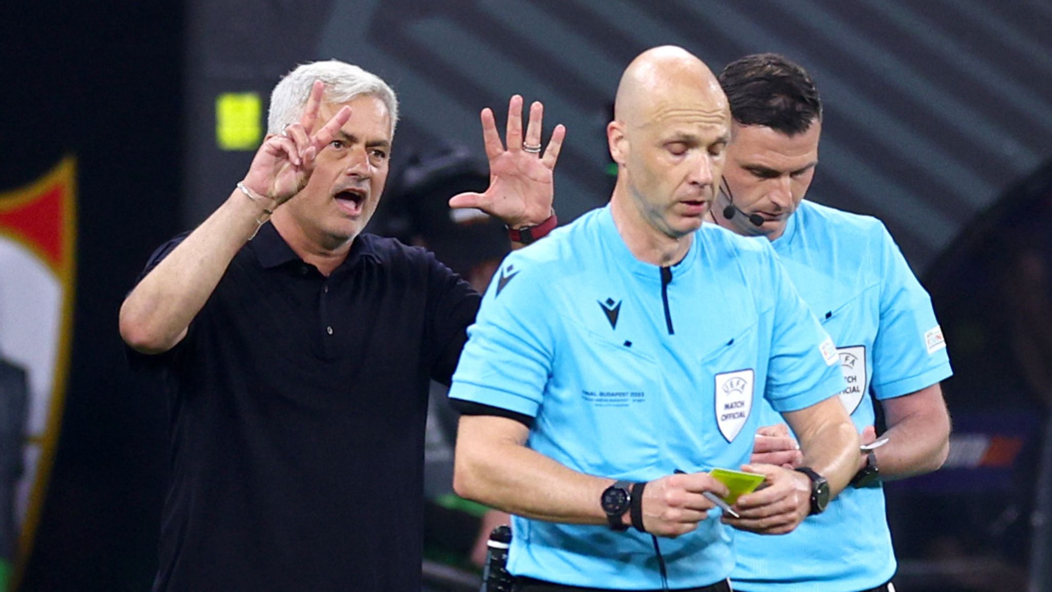 Anthony Taylor và gia đình bị các CĐV quá khích bao vây tại sân bay Budapest