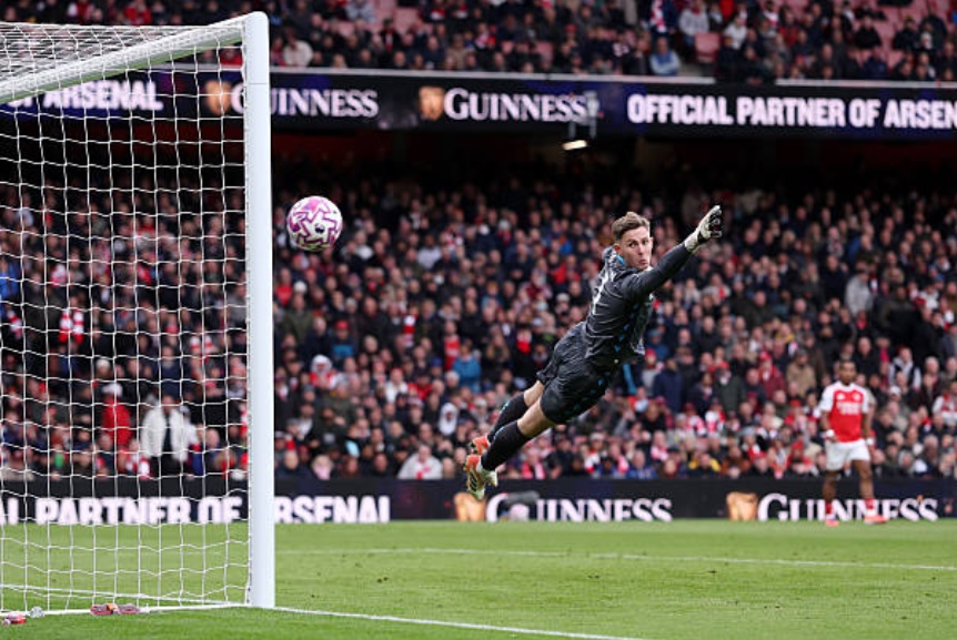 Khung thành của Dean Henderson đã trải qua những giây phút đầy sóng gió. Dean Henderson chịu áp lực lớn từ các đợt tấn công của Arsenal