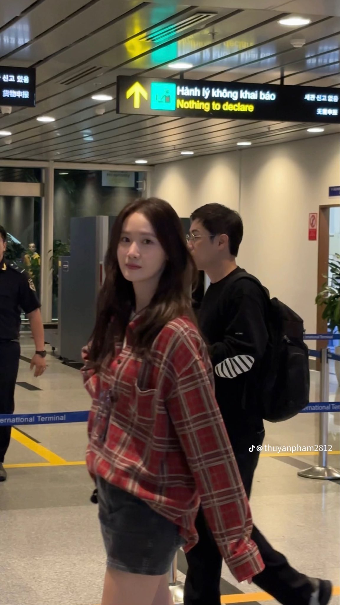 Yoona tỏa sáng tại sân bay Đà Nẵng