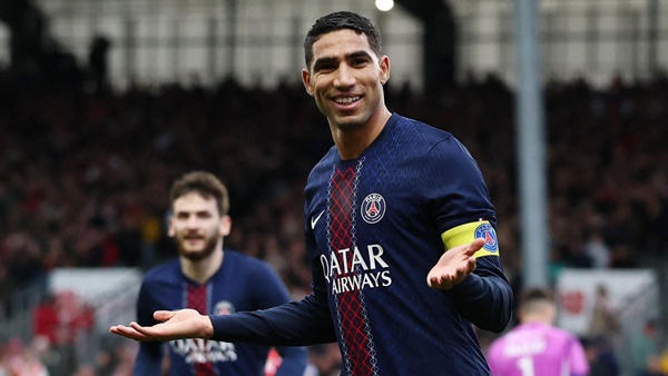 Hakimi ghi bàn cho PSG Hakimi ghi bàn trong trận đấu với Brest