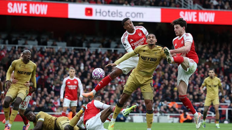 Hàng phòng ngự là điểm tựa vững vàng của Arsenal. Hàng phòng ngự Arsenal vững chắc