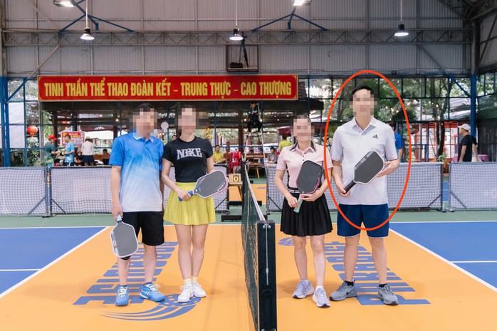 Nhân viên văn phòng đánh pickleball