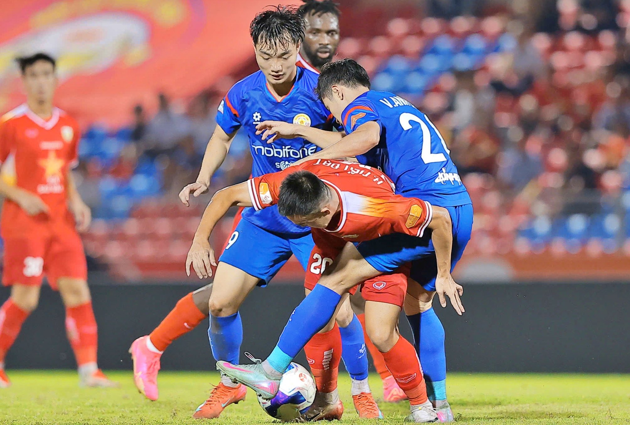 Hai đội hòa nhau 1-1 sau trận đấu căng thẳng