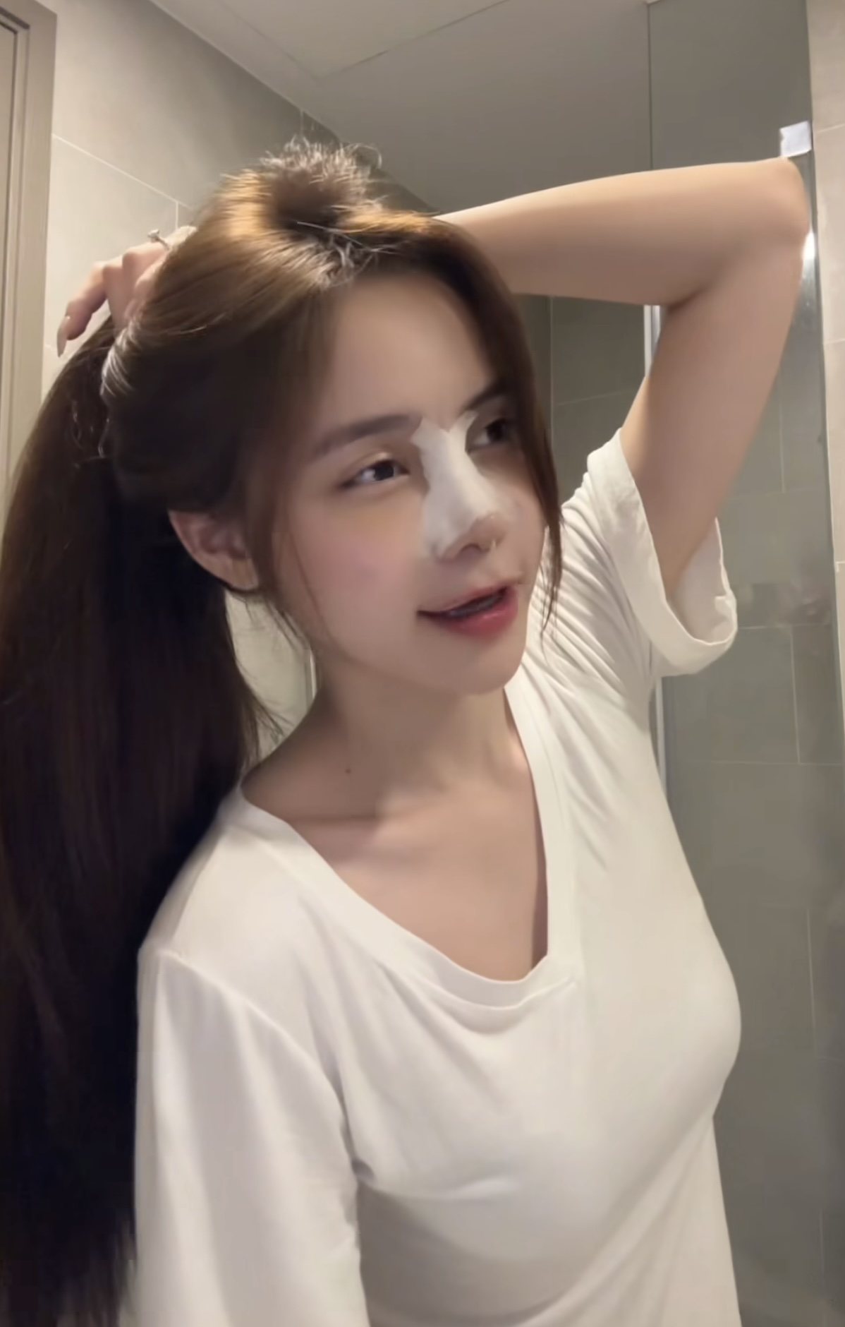Hậu phẫu thuật thẩm mỹ, bạn thân Trần Hà Linh khiến fan ngỡ ngàng với nhan sắc lạ lẫm Góc chụp mới của nữ TikToker sau sửa mũi