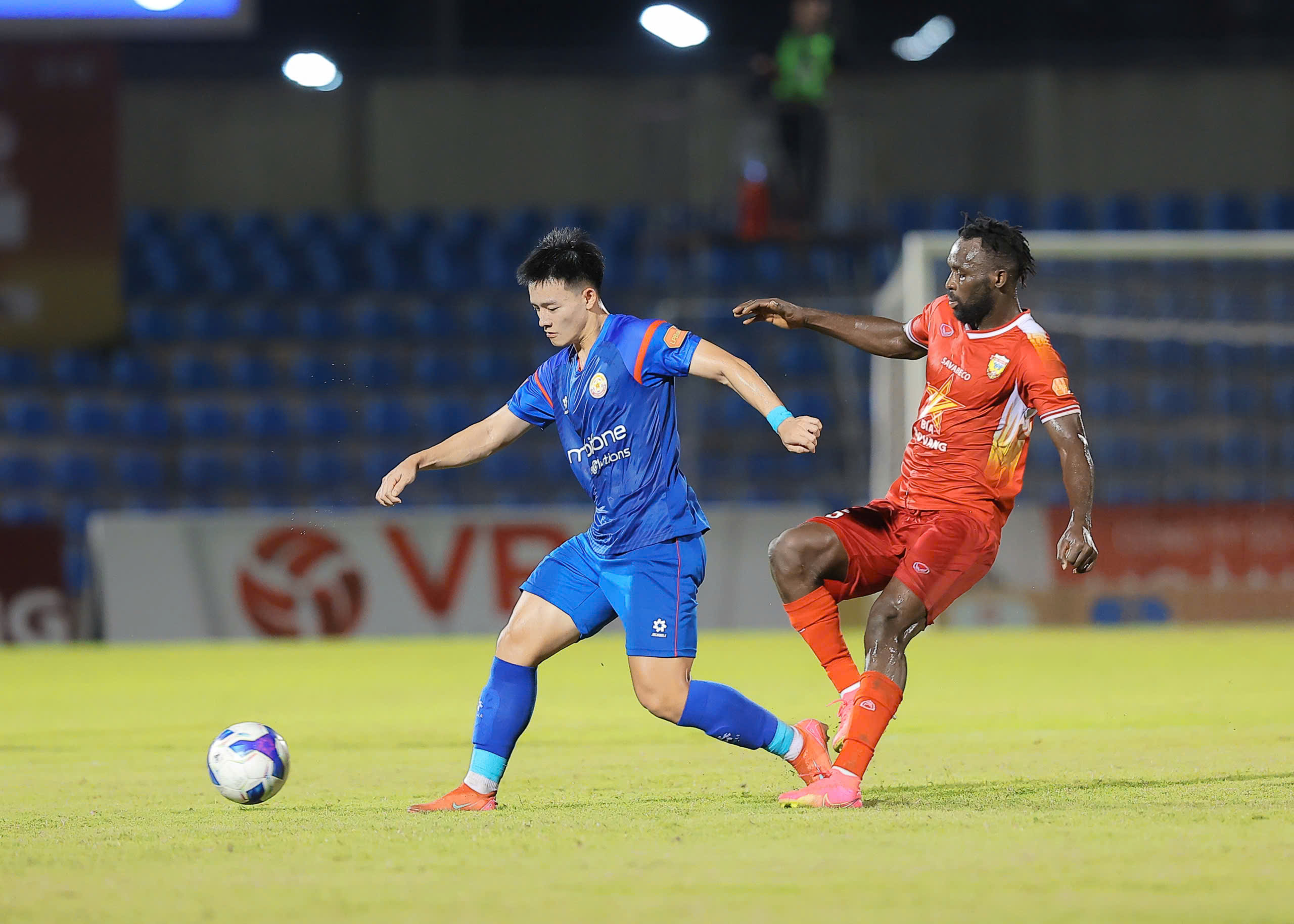 Hàng công nhiều  Hàng công nhiều