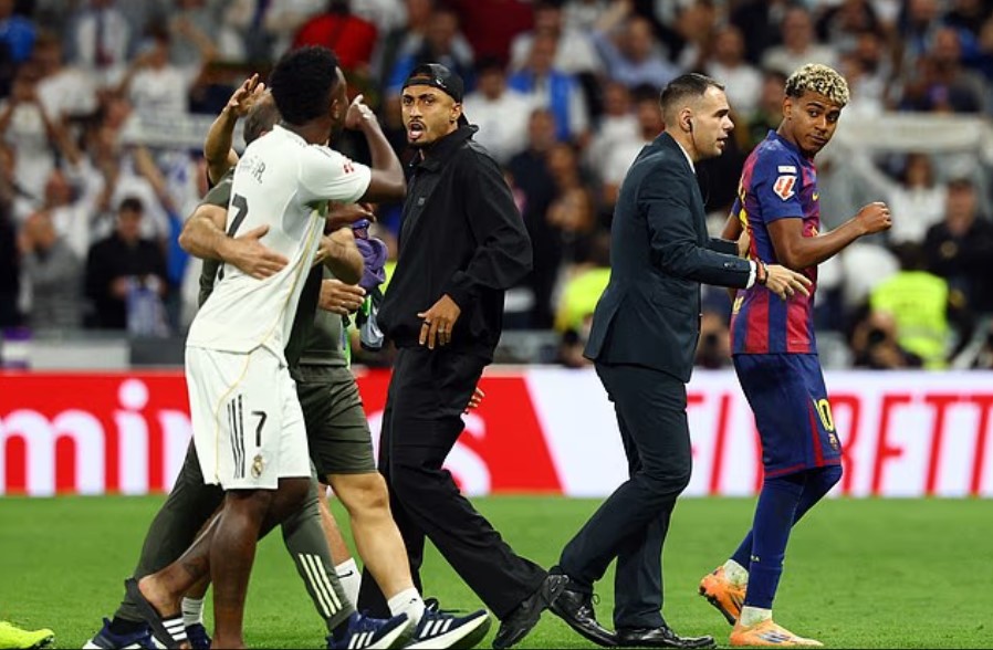 Vinicius Jr bị đồng đội ngăn cản Vinicius Jr cố gắng nói chuyện với Yamal nhưng bị ngăn lại