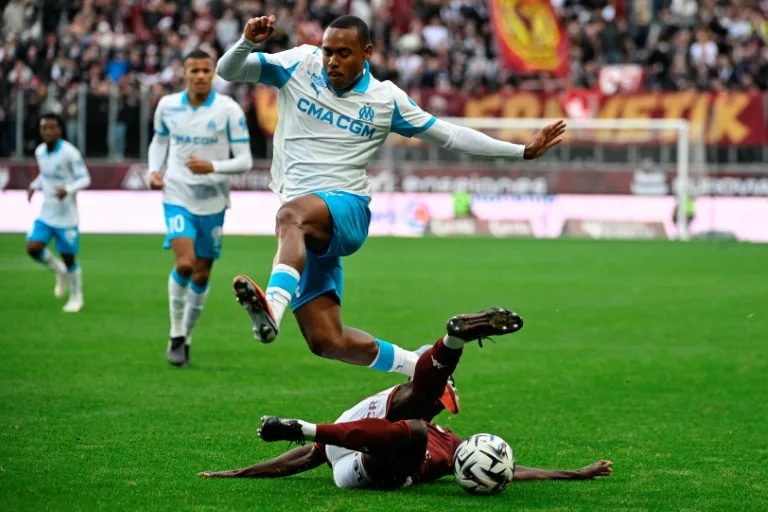 Marseille kiểm soát nhịp độ trận đấu