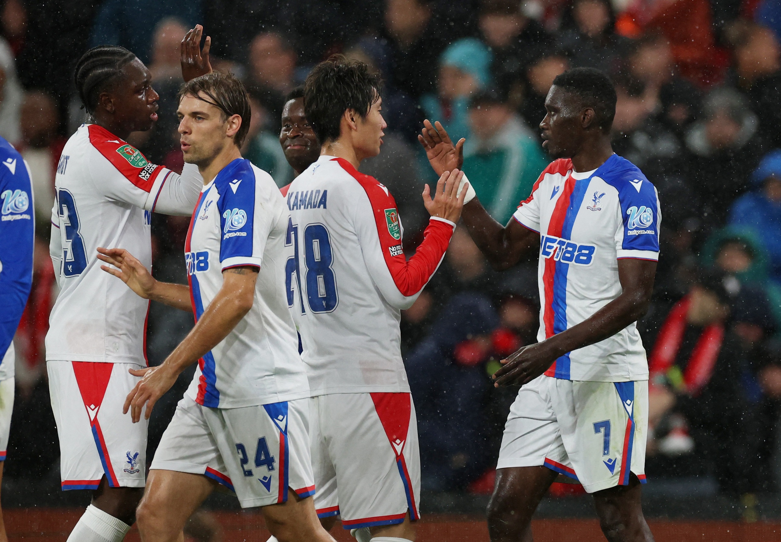 Crystal Palace ăn mừng bàn thắng trước Liverpool