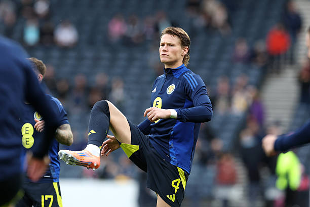 Scott McTominay thi đấu tại Napoli