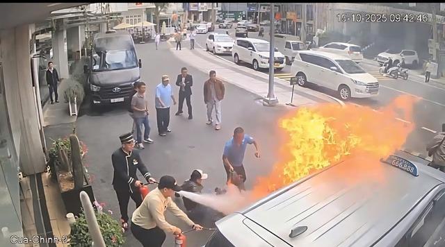 Nhân viên khách sạn dùng bình chữa cháy dập lửa Giải cứu tài xế bị mắc kẹt