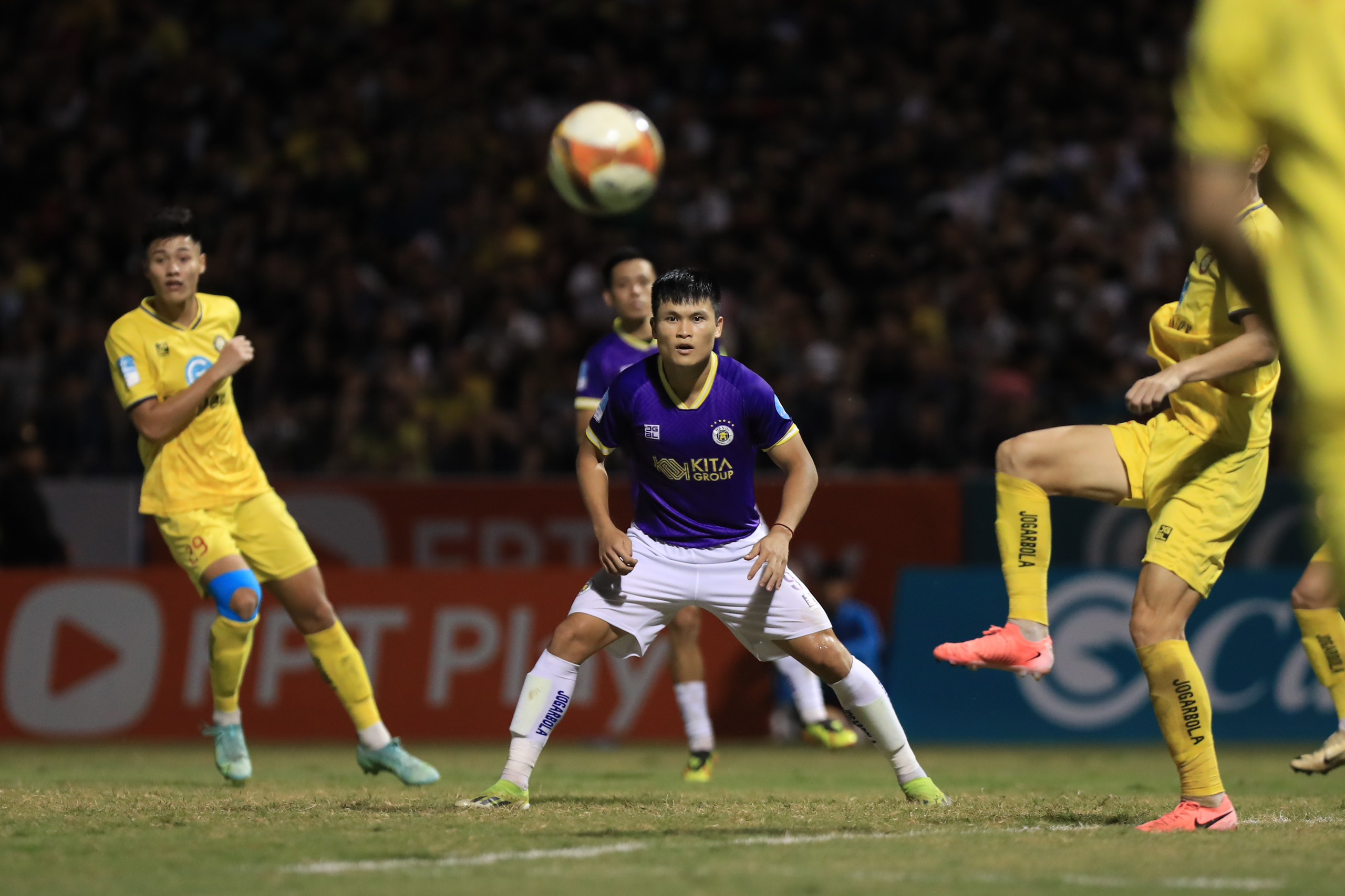 Hà Nội FC bổ nhiệm huấn luyện viên Harry Kewell được xem như thông điệp mạnh mẽ cho định hướng phát triển dài hạn, bước khởi đầu cho một kỷ nguyên mới của CLB bóng đá Hà Nội.