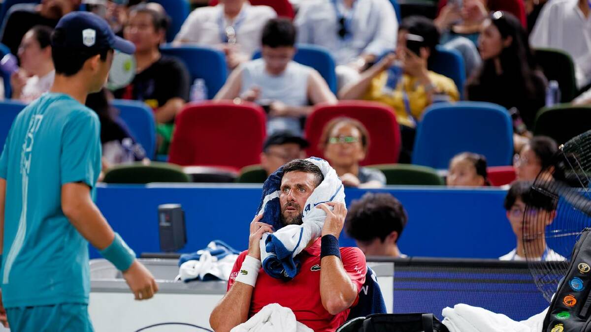 Novak Djokovic chật vật giữa thời tiết nắng nóng ở Thượng Hải Masters.