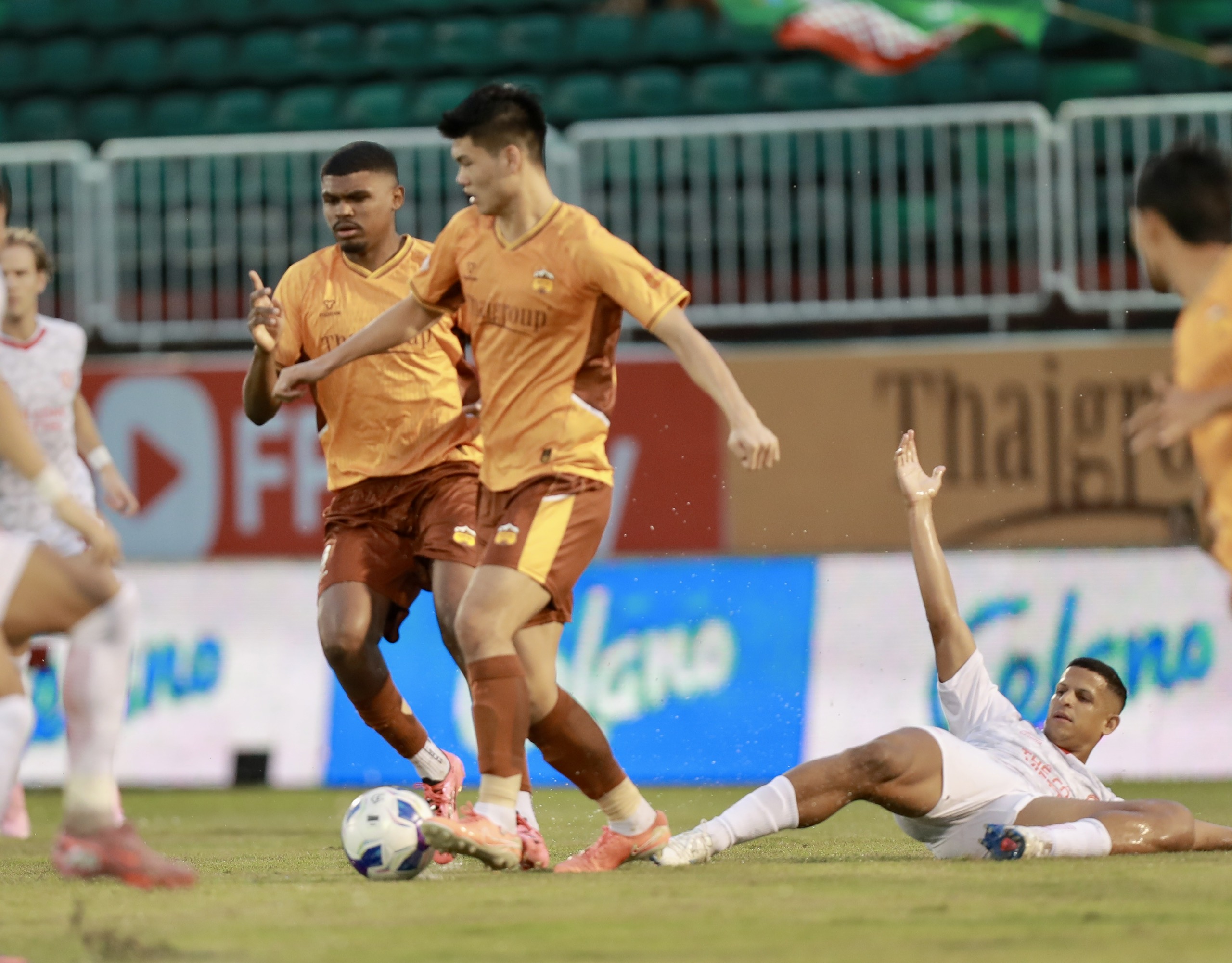 HAGL và Thanh Hóa đồng loạt thắng, cuộc đua trụ hạng khốc liệt chính thức bắt đầu - Ảnh 2. Thể Công Viettel mất ngôi nhì bảng sau trận thua HAGL.