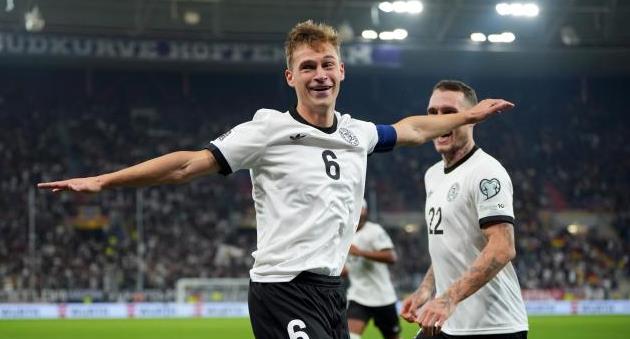 Kimmich thi đấu đa năng ở nhiều vị trí