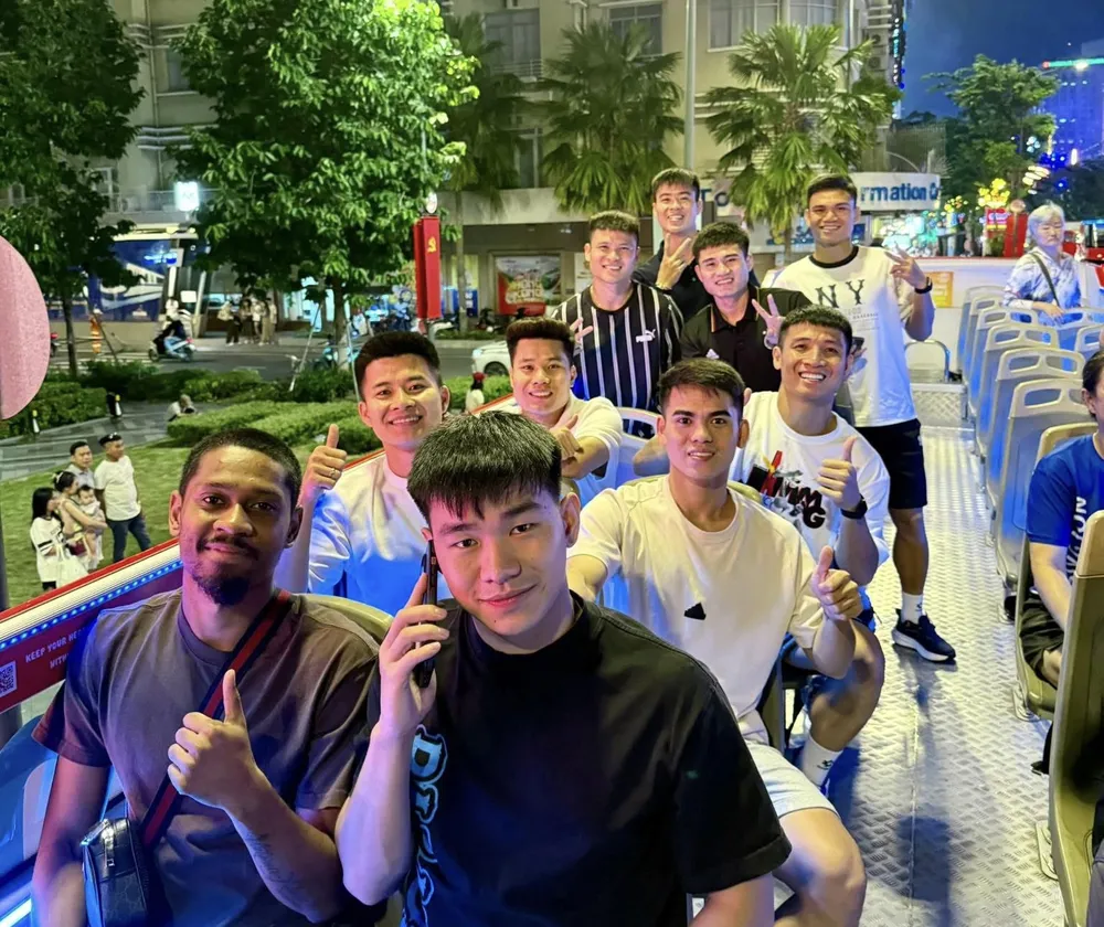 Tuyển Việt Nam háo hức khám phá TPHCM về đêm- Ảnh 1. Các tuyển thủ Việt Nam khám phá TPHCM về đêm