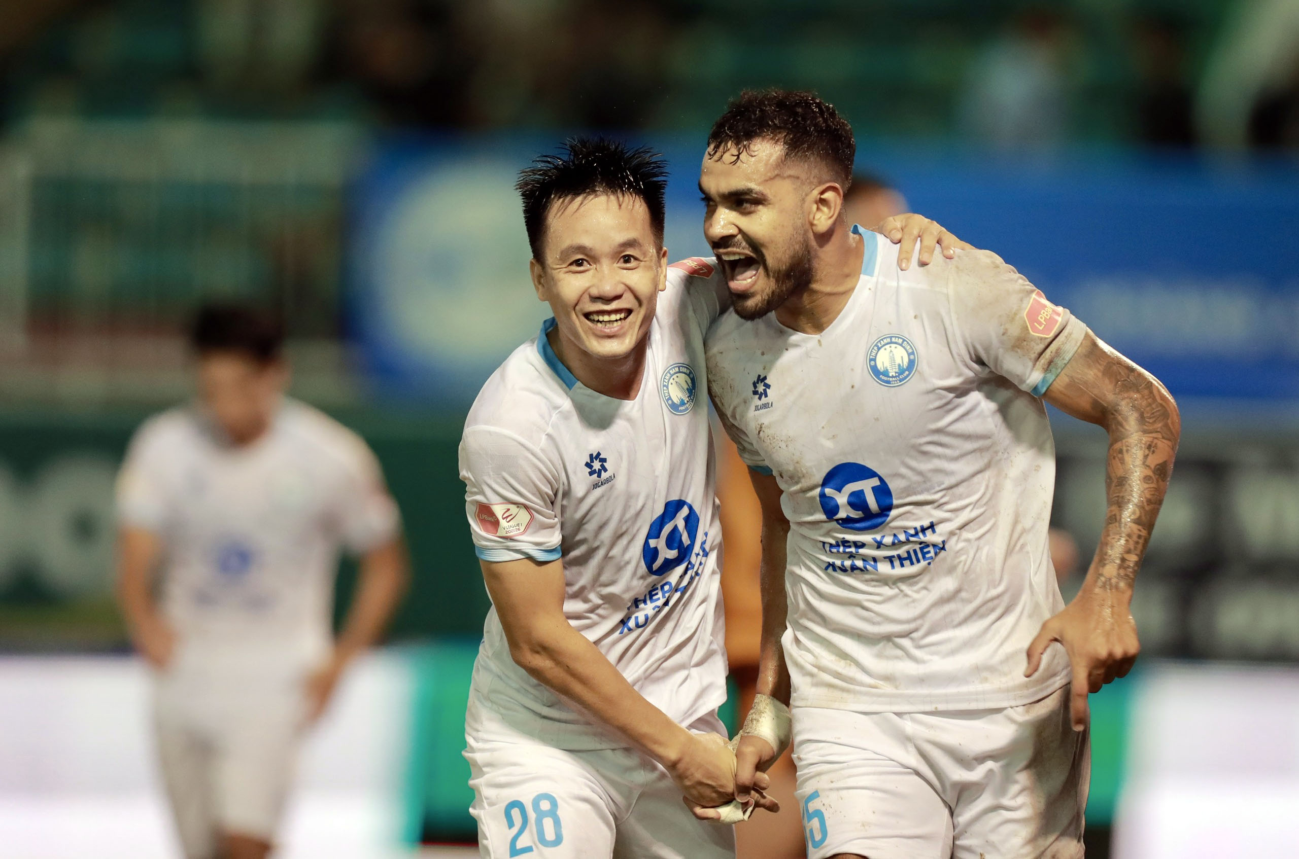 CLB Hoàng Anh Gia Lai khiến nhà vô địch mất điểm tại Pleiku - Ảnh 2. Brenner (phải) ăn mừng cú đúp bàn thắng, nhưng CLB Nam Định chỉ hòa