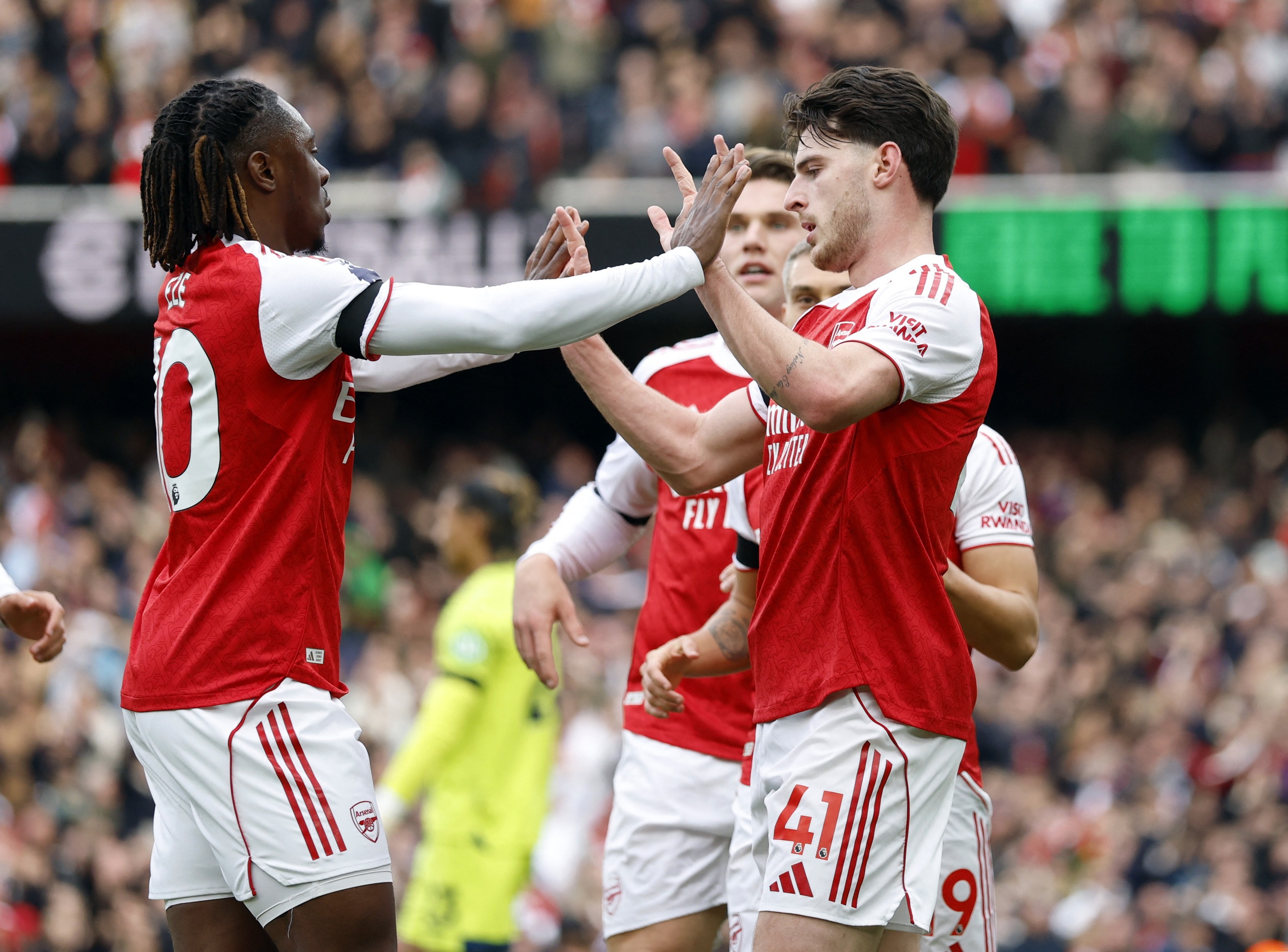 Niềm vui của cầu thủ Arsenal sau khi ghi bàn vào lưới West Ham