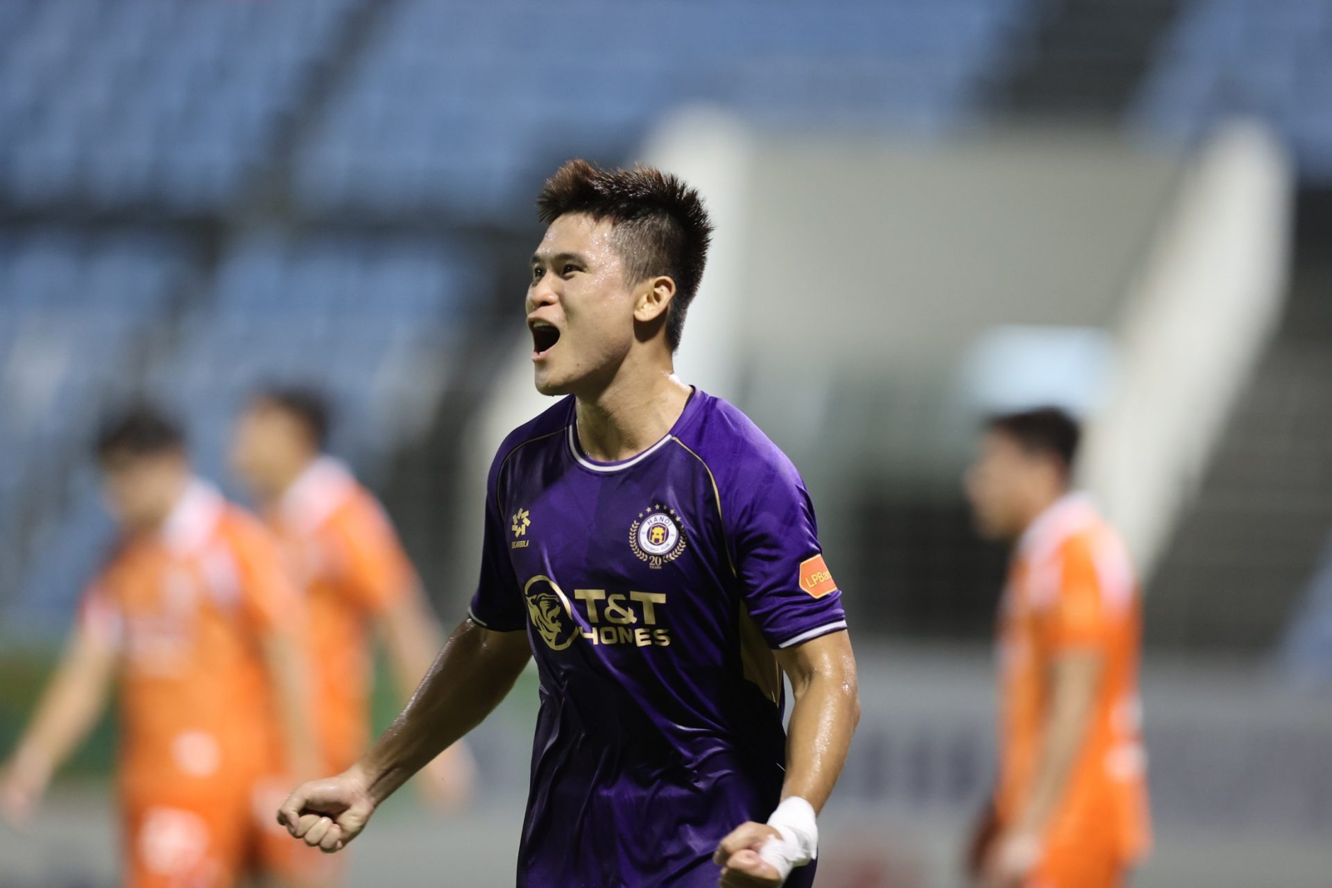Tuấn Hải lấy lại duyên ghi bàn trong màu áo Hà Nội FC.