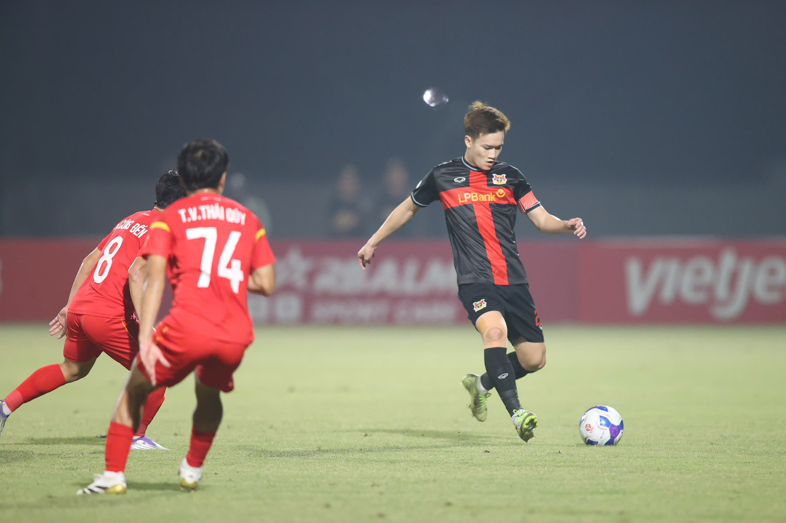 Hoàng Đức lập công đầu trong kỷ lục châu Á của Ninh Bình, hướng tới kỳ tích của HAGL - Ảnh 1. Hoàng Đức lập công đầu trong kỷ lục châu Á của Ninh Bình, hướng tới kỳ tích của HAGL - Ảnh 1.