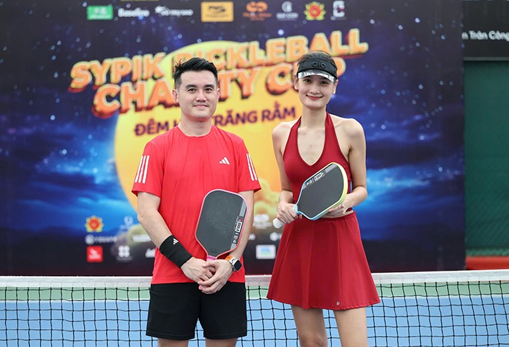 Nữ vận động viên Lê Thúy trên sân thi đấu pickleball